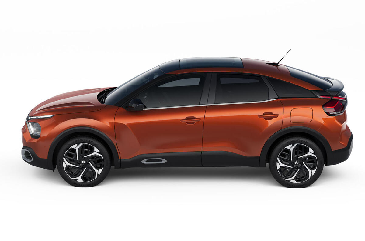 2020 Citroen e-C4 - side 2020 Citroen e-C4 - side