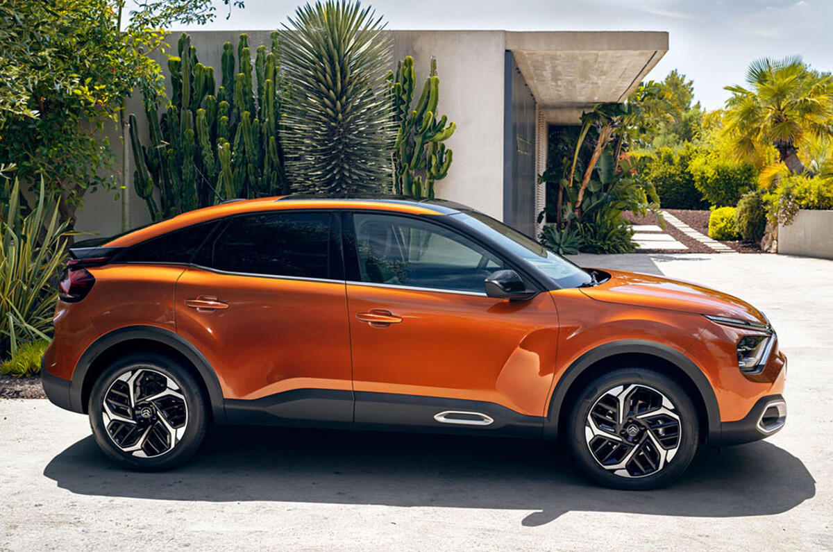 2020 Citroen e-C4 - side 2020 Citroen e-C4 - side