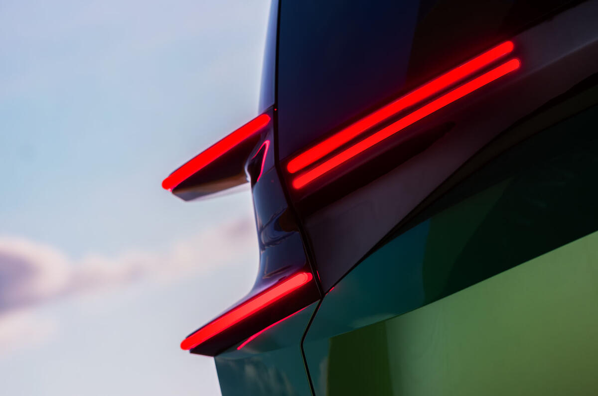 Citroen C5 Aircross concept rear light Citroen C5 Aircross concept rear light
