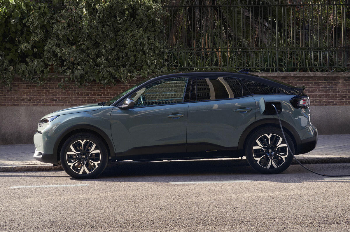 Citroen E C4 2025 side Citroen E C4 2025 side