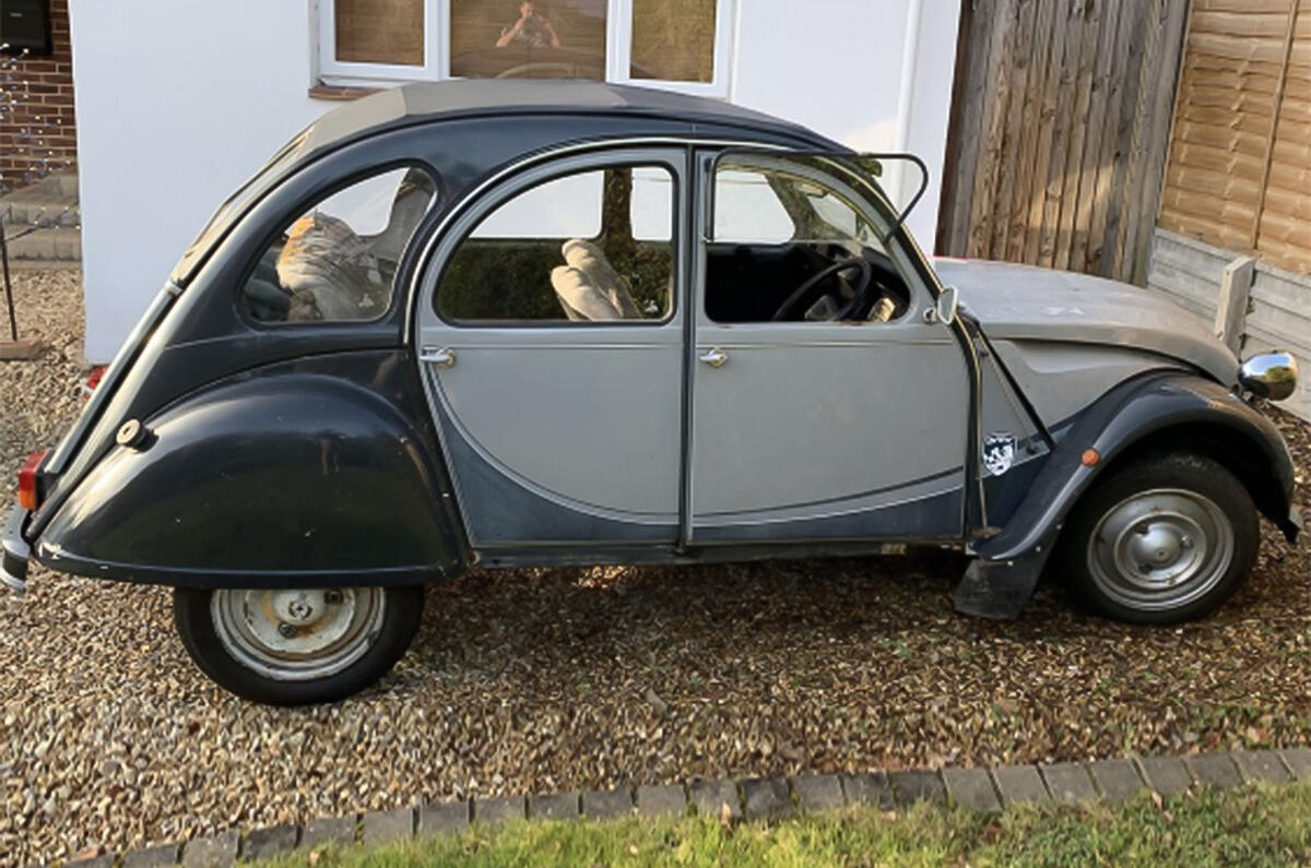 Citroën 2CV - stationary side