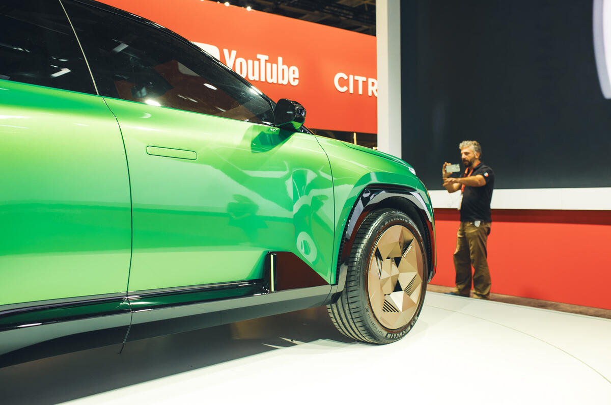 Citroen C5 Aircross concept   side corner Citroen C5 Aircross concept   side corner