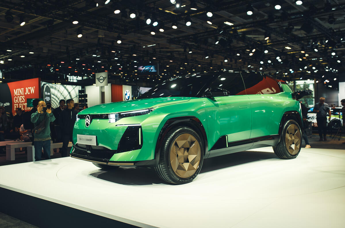 Citroen C5 Aircross concept    side on stage Citroen C5 Aircross concept    side on stage