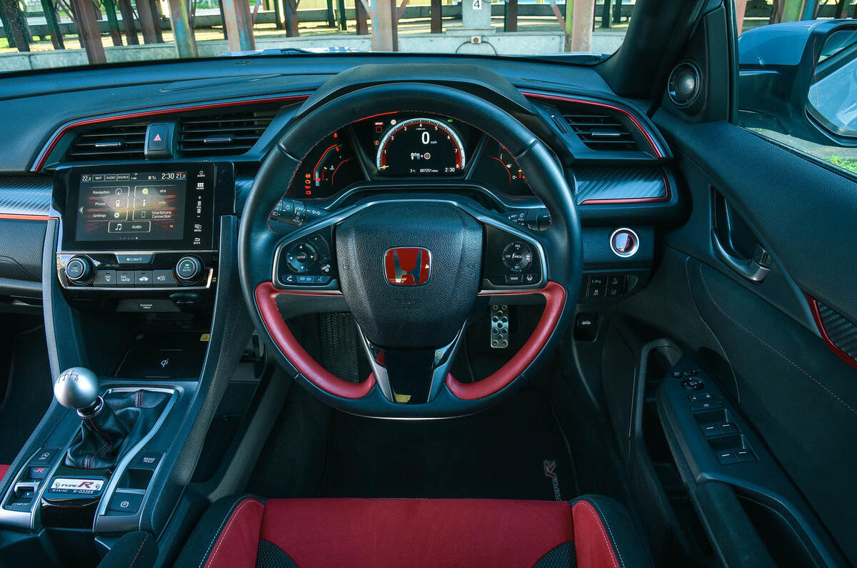 Honda Civic Type R vs Abarth 124 Spider