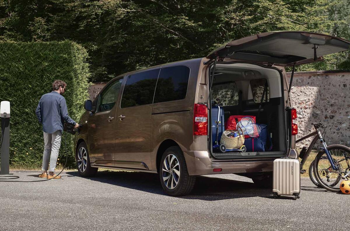 Citroen e-Spacetourer rear charging Citroen e-Spacetourer rear charging