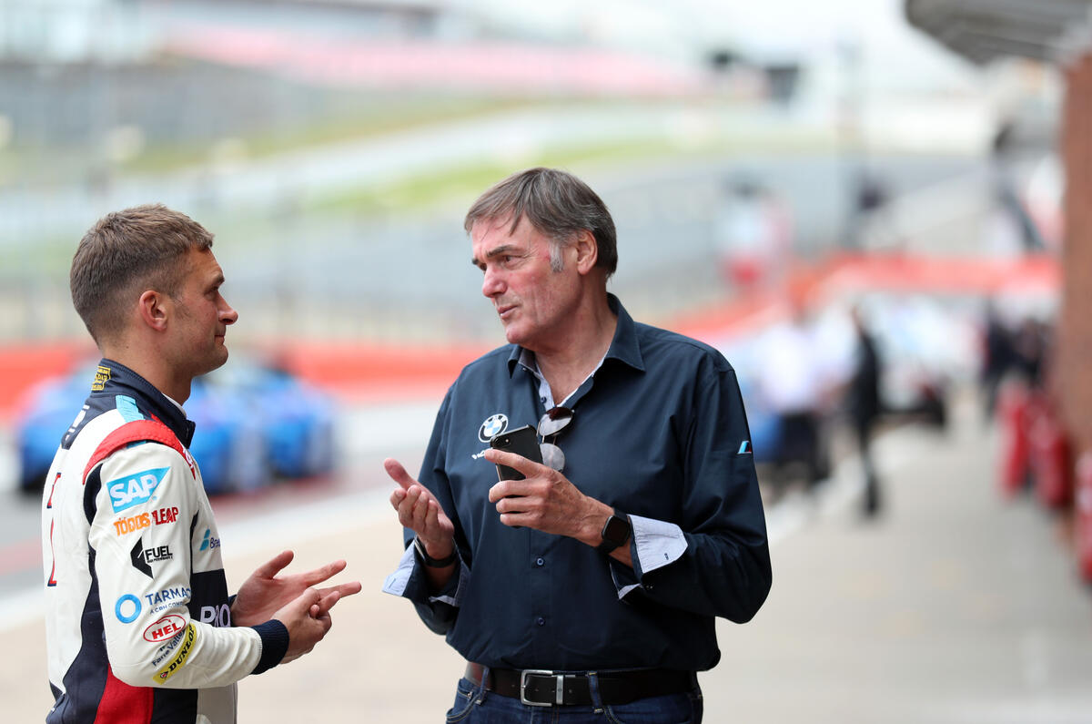 Turkington talking to BMW employee Turkington talking to BMW employee