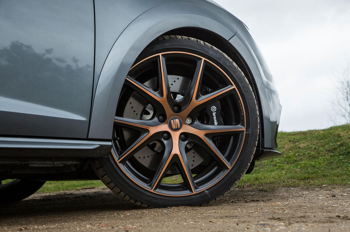 Seat Leon Cupra R vs Honda Civic Type R