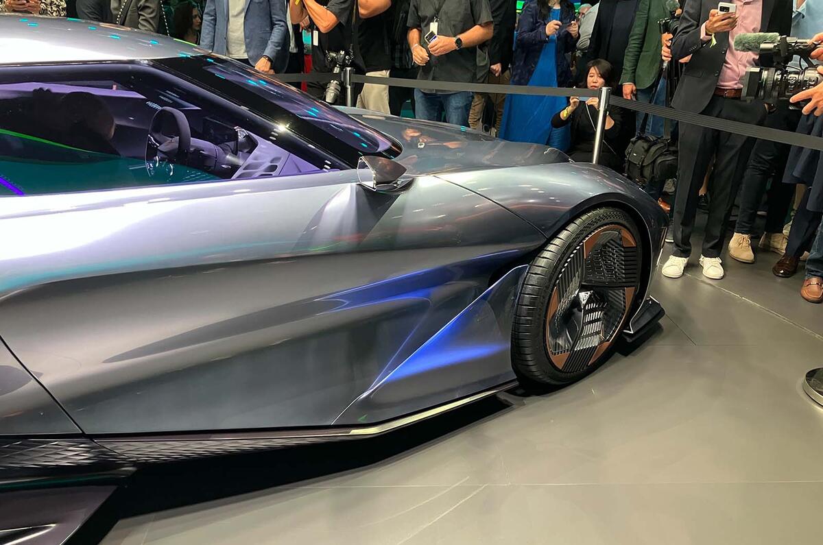 Cupra DarkRebel concept side skirts