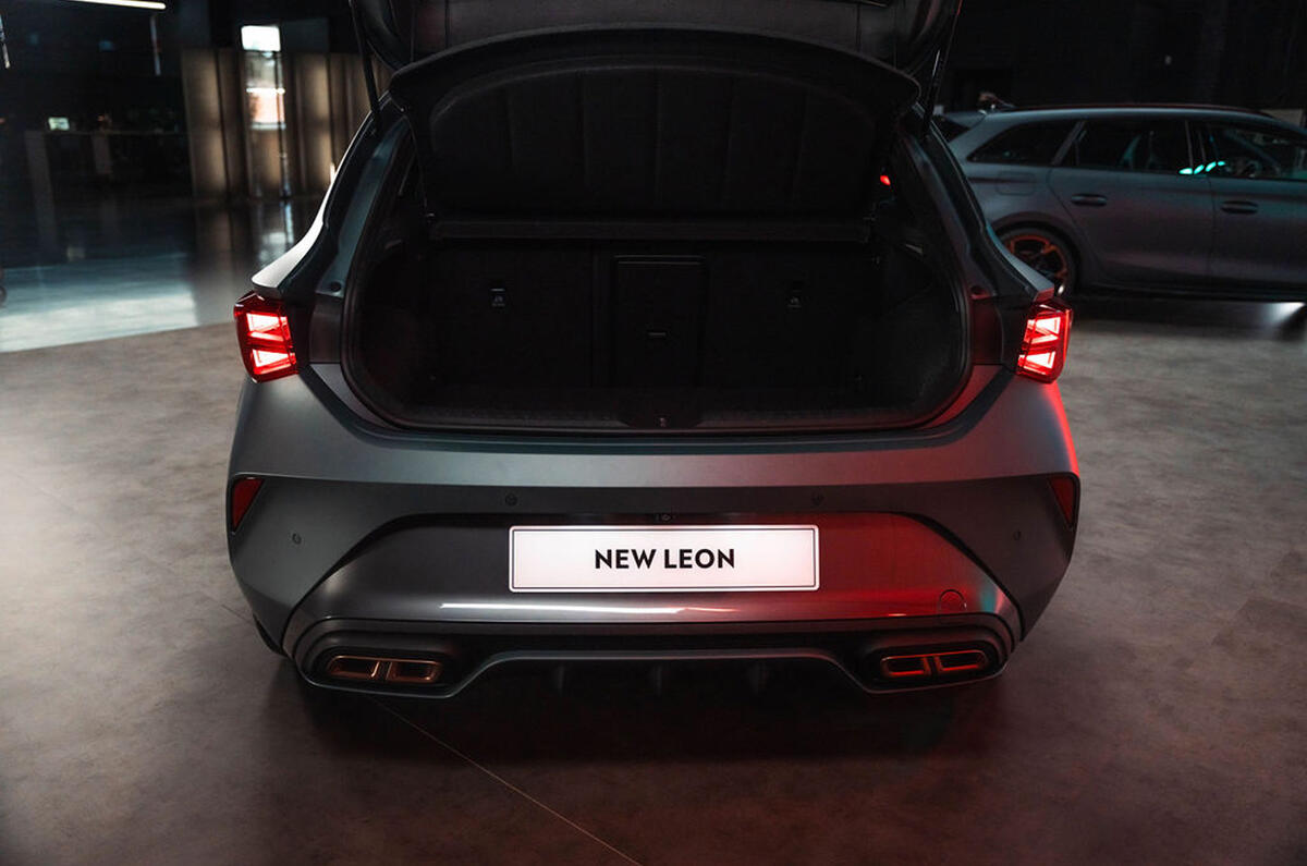 Cupra Leon boot open Cupra Leon boot open