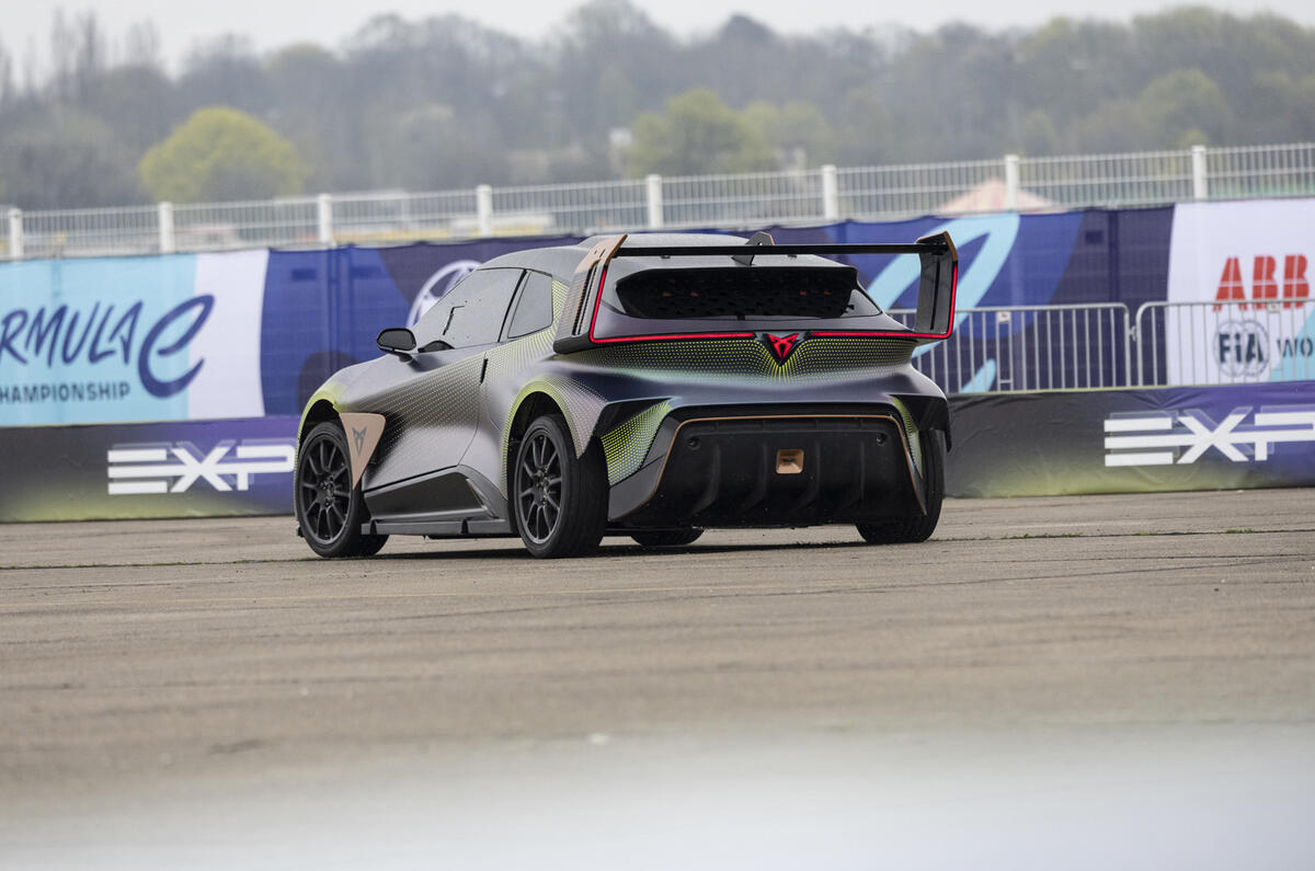 Cupra Urban Rebel rear distance