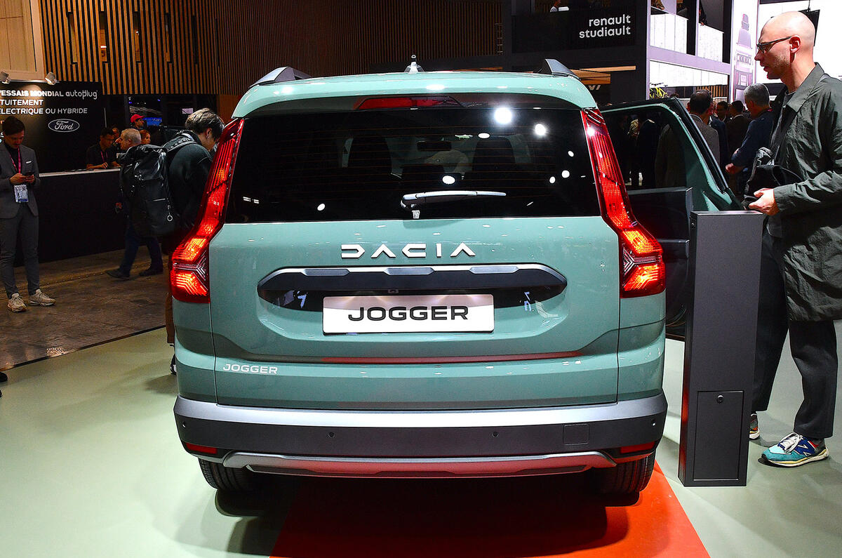 dacia jogger hybrid paris motor show 03 back static dacia jogger hybrid paris motor show 03 back static
