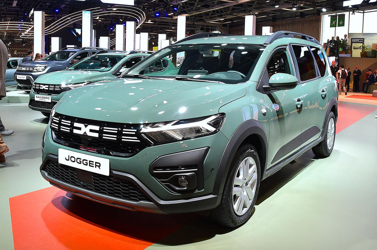 dacia jogger hybrid paris motor show 06 front static dacia jogger hybrid paris motor show 06 front static