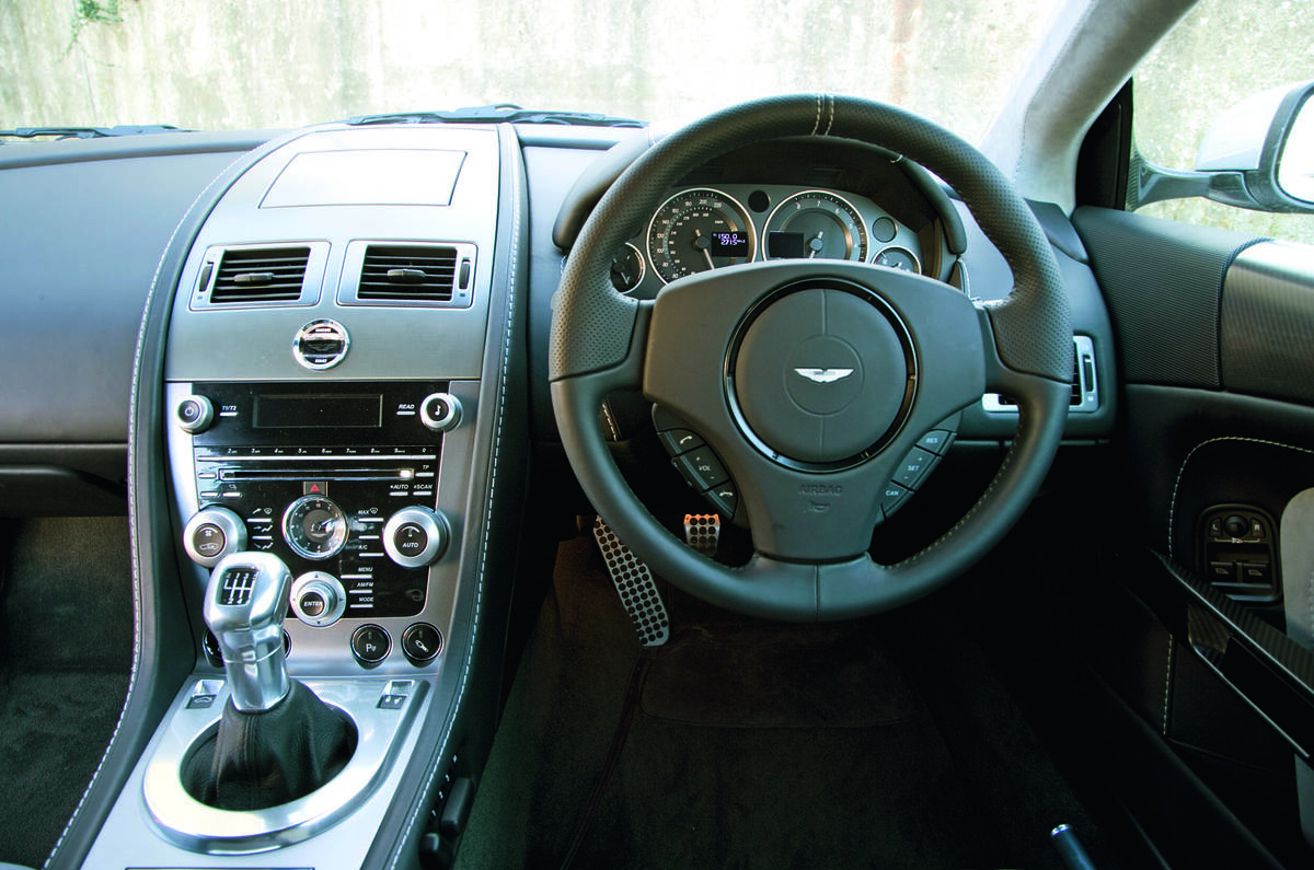 Aston Martin DBS - steering wheel