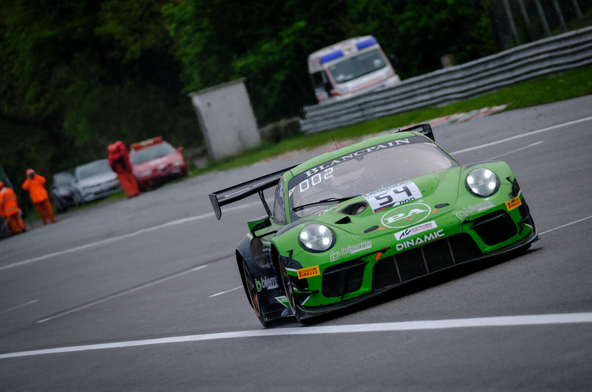 Porsche 911 GT3 R straight