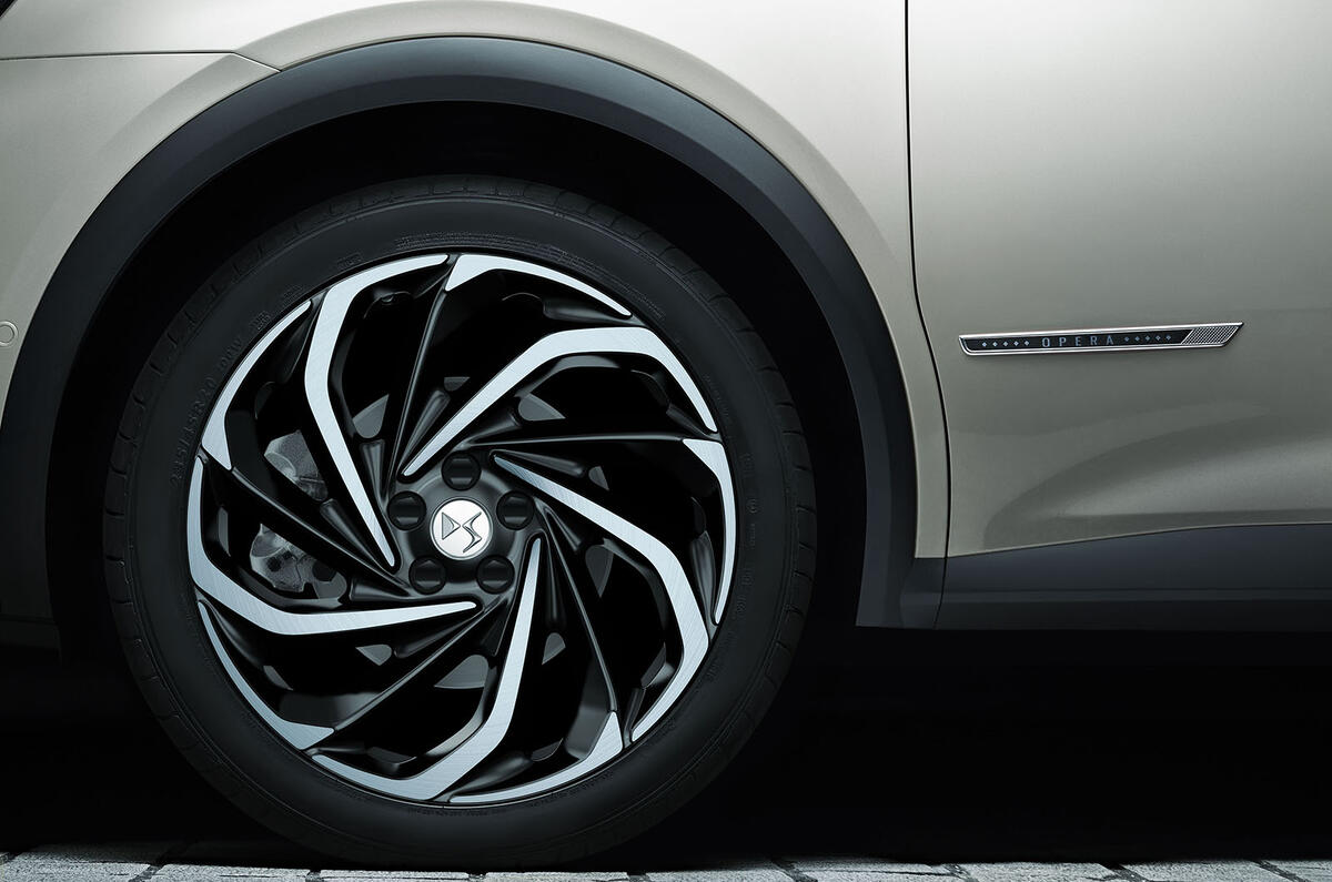 DS 7 Crossback E-Tense revealed as Volvo XC60 T8 rival