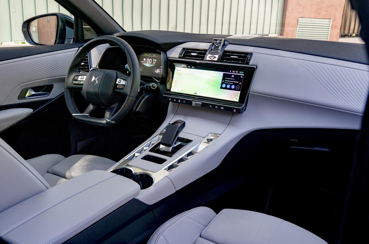 DS 7 white interior DS 7 white interior