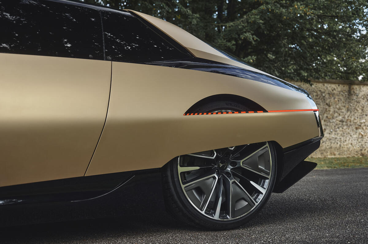 DS SM Tribute   rear wheel spat DS SM Tribute   rear wheel spat