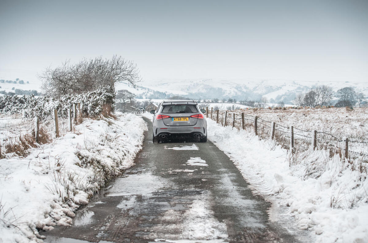 Mercedes-AMG A35 vs. Volkswagen Golf R