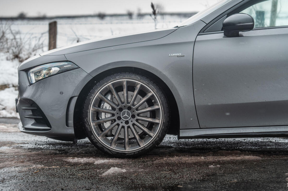 Mercedes-AMG A35 vs. Volkswagen Golf R
