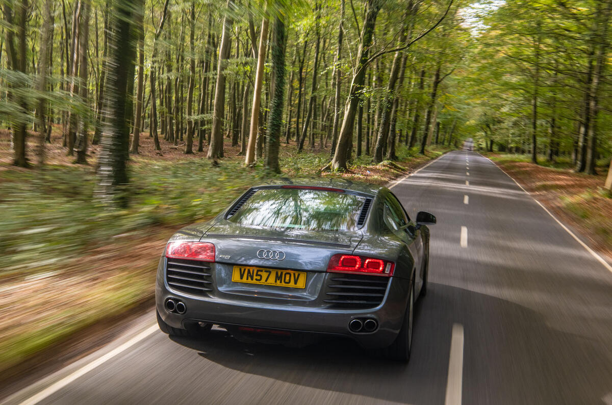 Audi R8 vs. Volkswagen Golf R