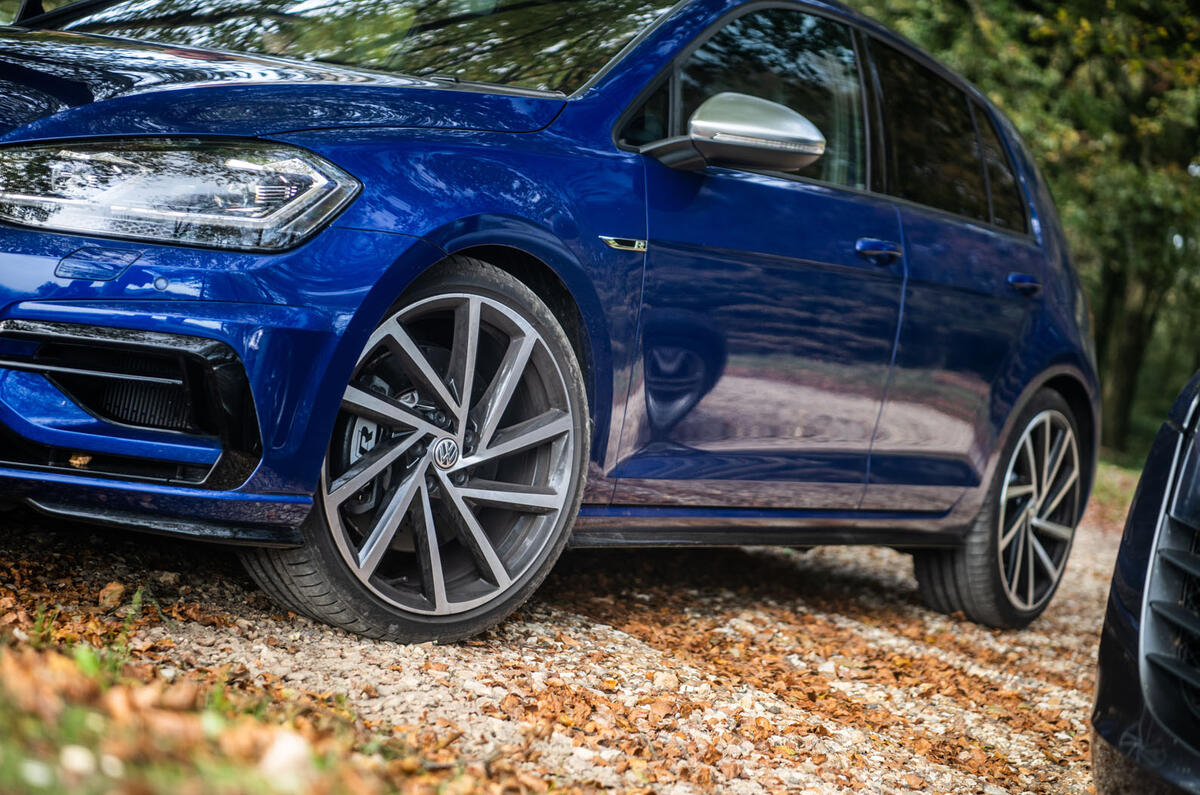Audi R8 vs. Volkswagen Golf R