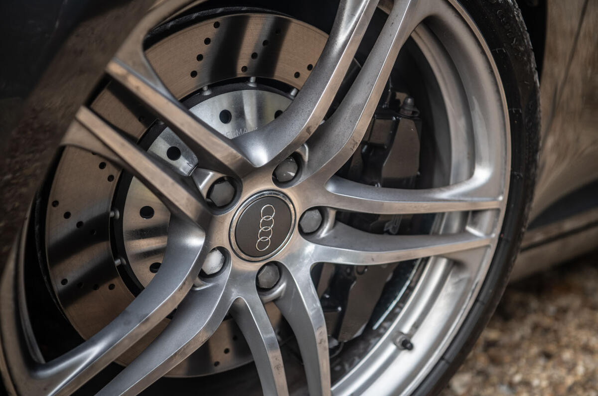 Audi R8 vs. Volkswagen Golf R