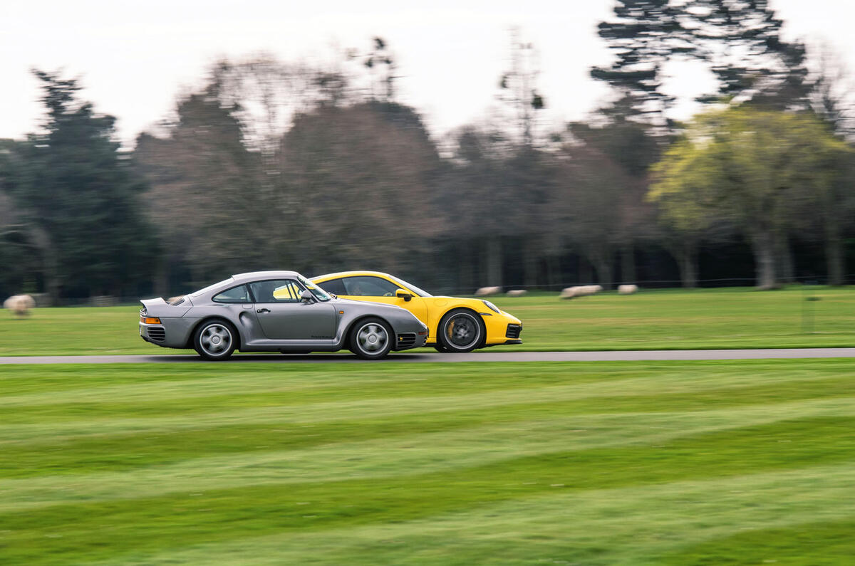 Porsche 992 911 vs. Porsche 959 - side