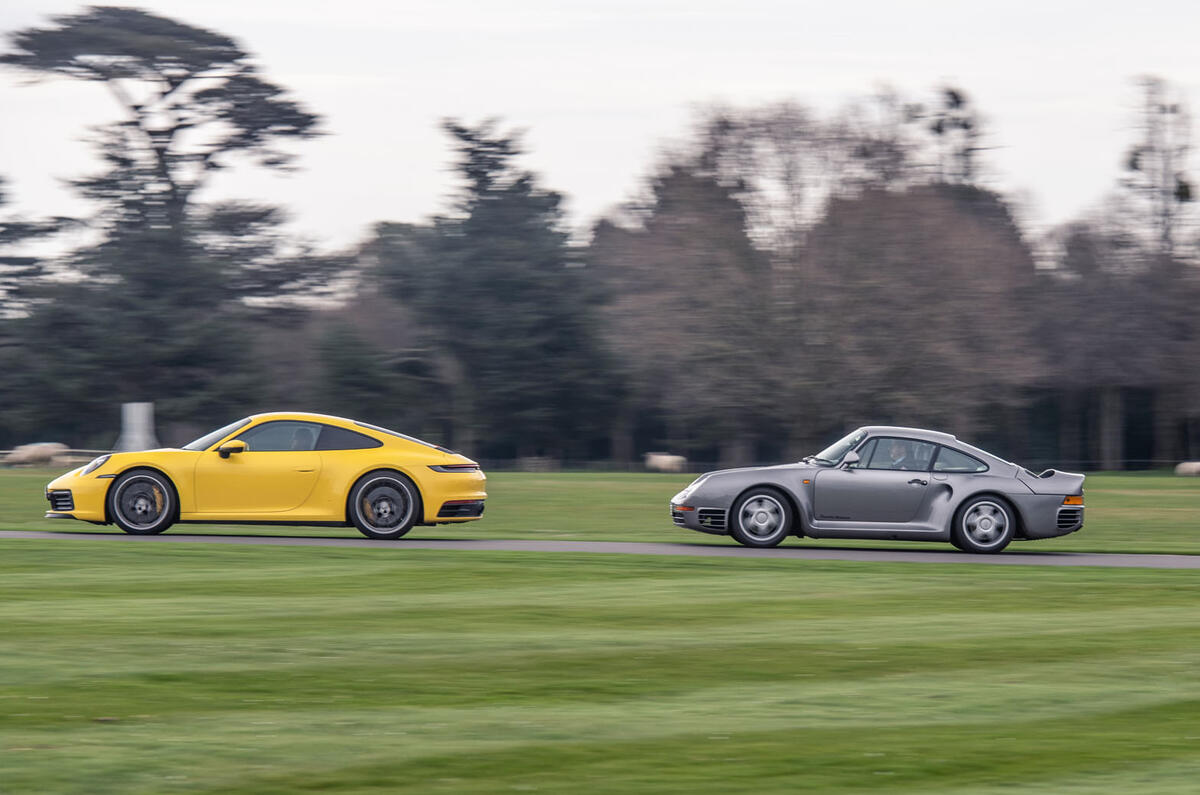 Porsche 992 911 vs. Porsche 959 - side