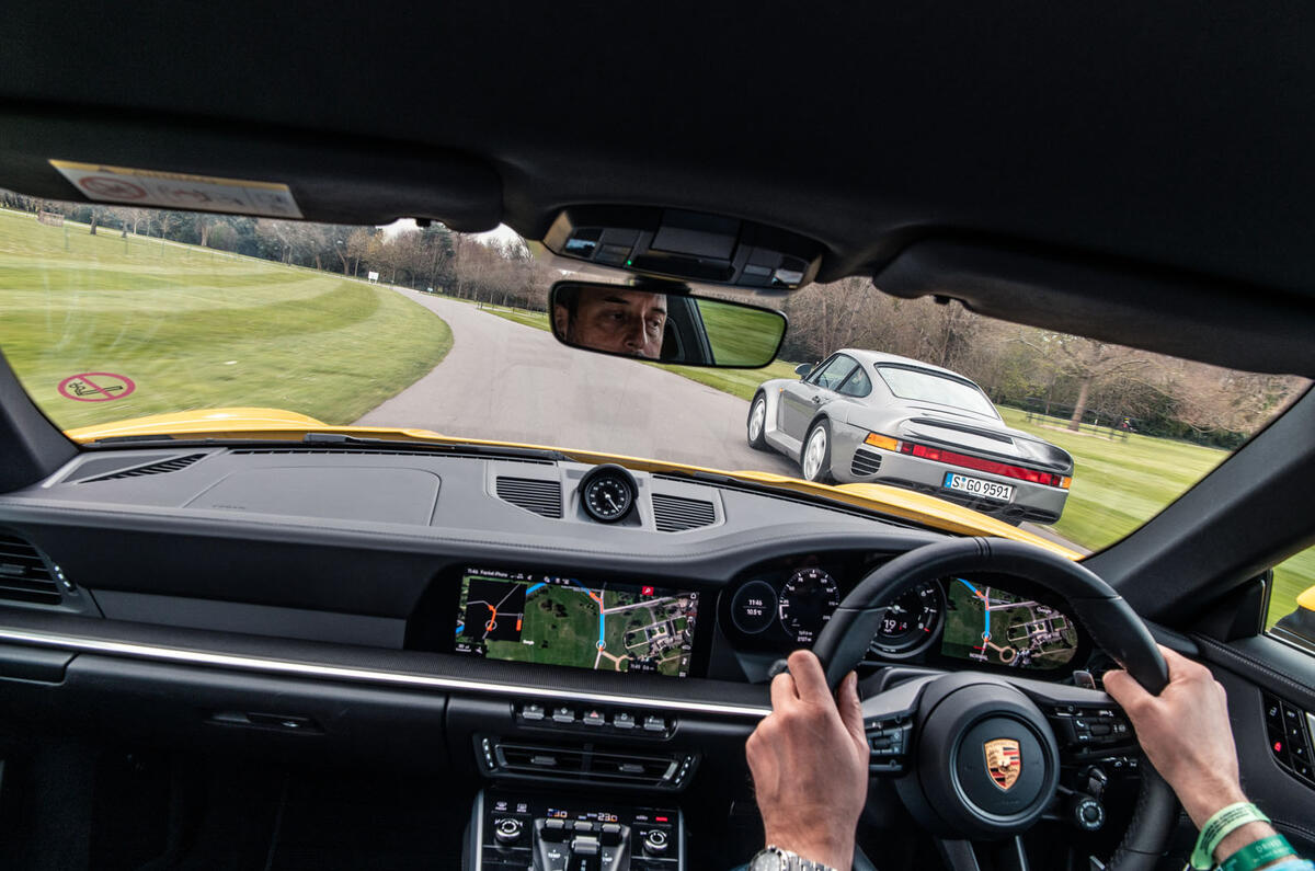 Porsche 992 911 vs. Porsche 959 - interior