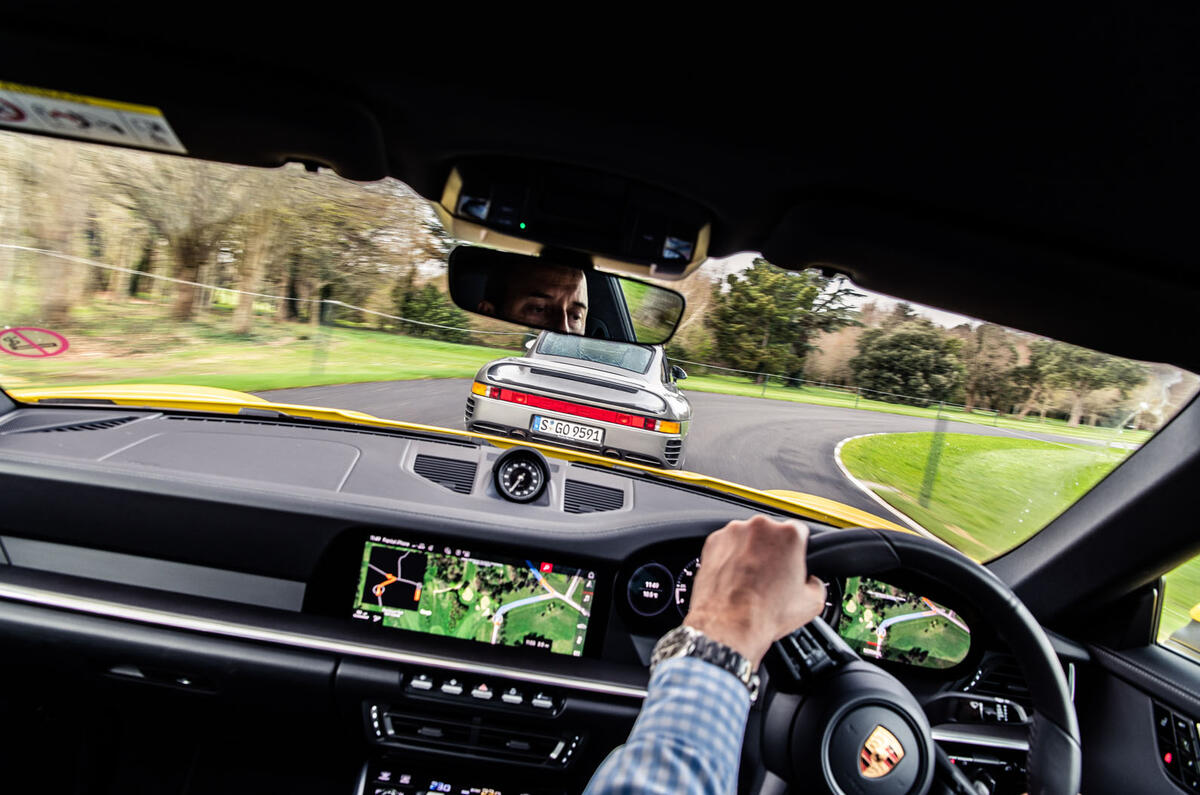 Porsche 992 911 vs. Porsche 959 - interior