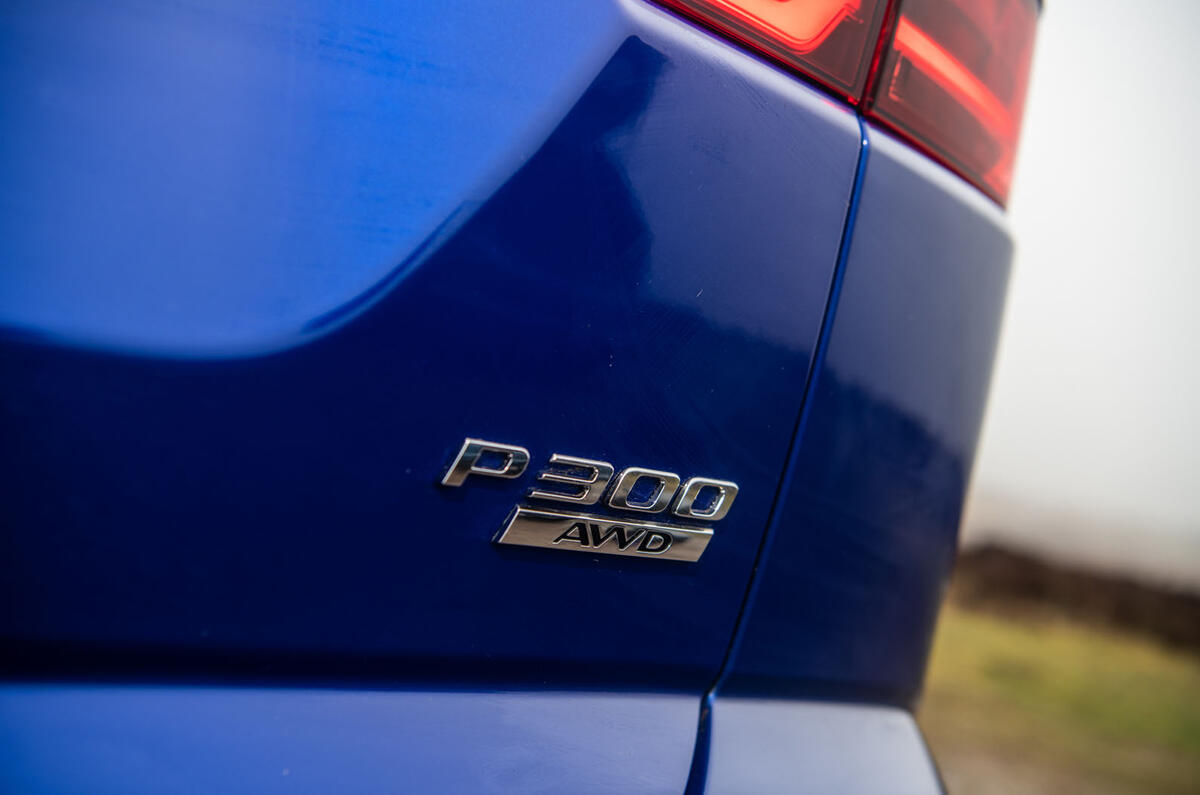 Porsche Macan vs Jaguar E-Pace 2019 - Jaguar badge