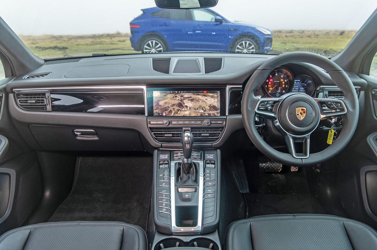 Porsche Macan vs Jaguar E-Pace 2019 - Porsche interior