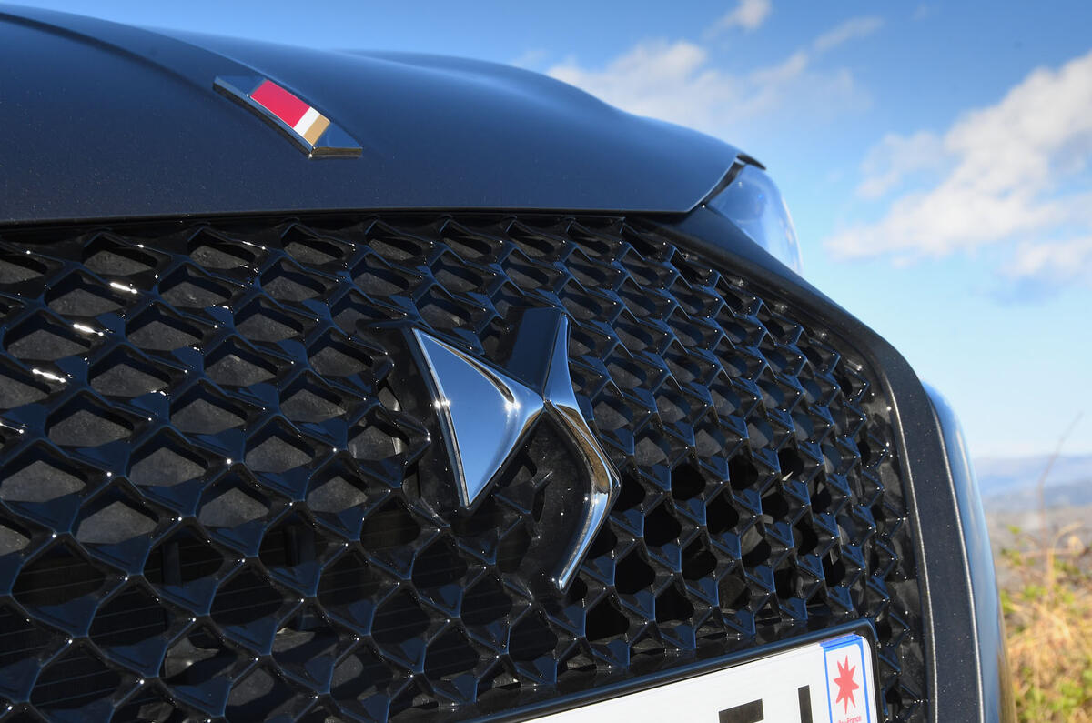 DS 3 Crossback grille emblem