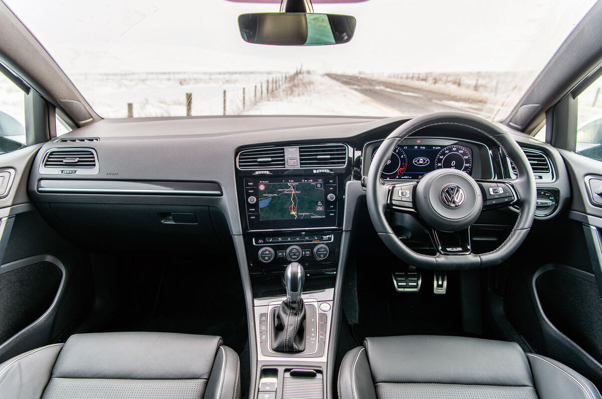 Mercedes-AMG A35 vs. Volkswagen Golf R