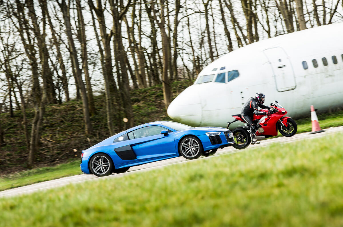 Audi R8 vs Ducati Panigale