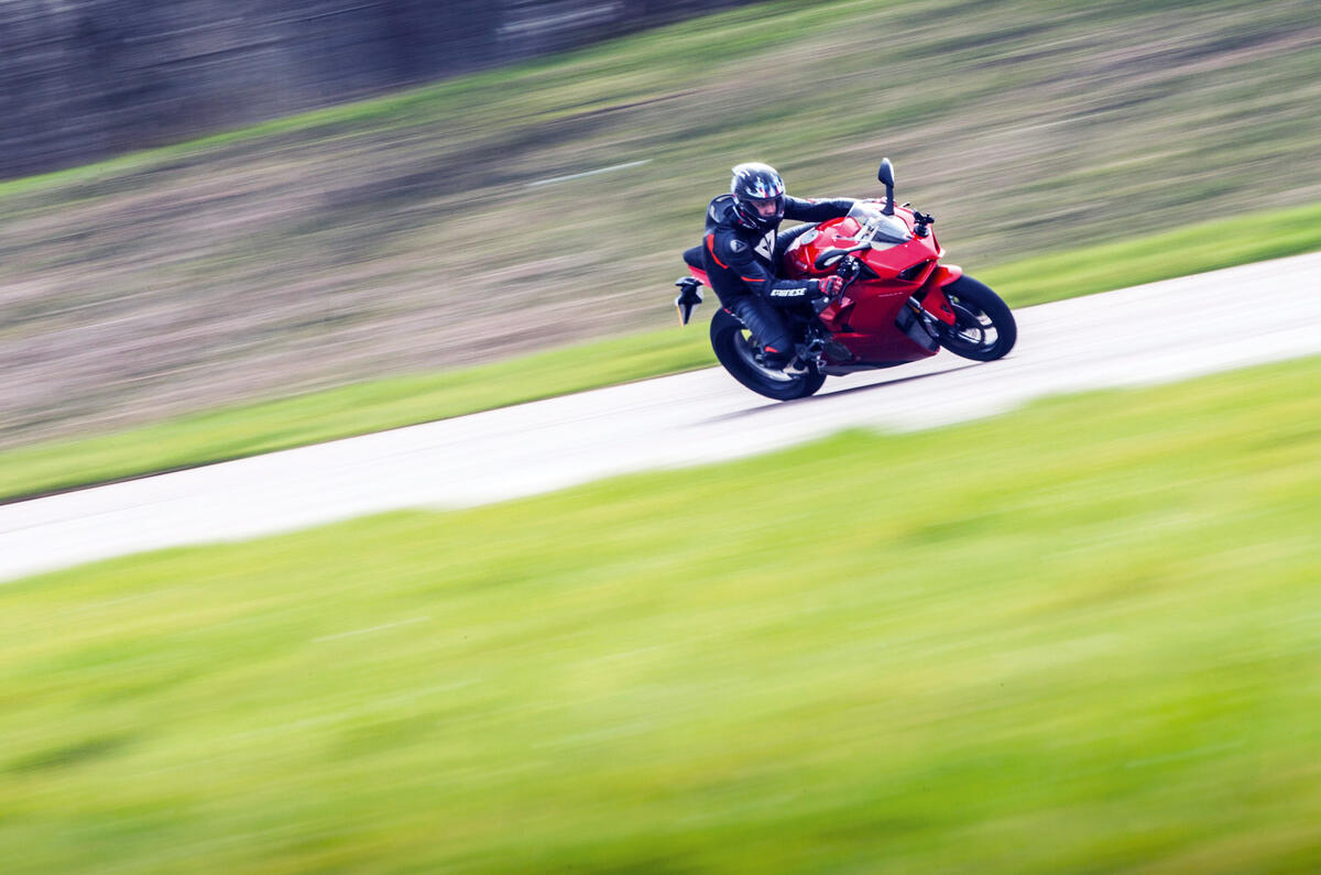 Audi R8 vs Ducati Panigale