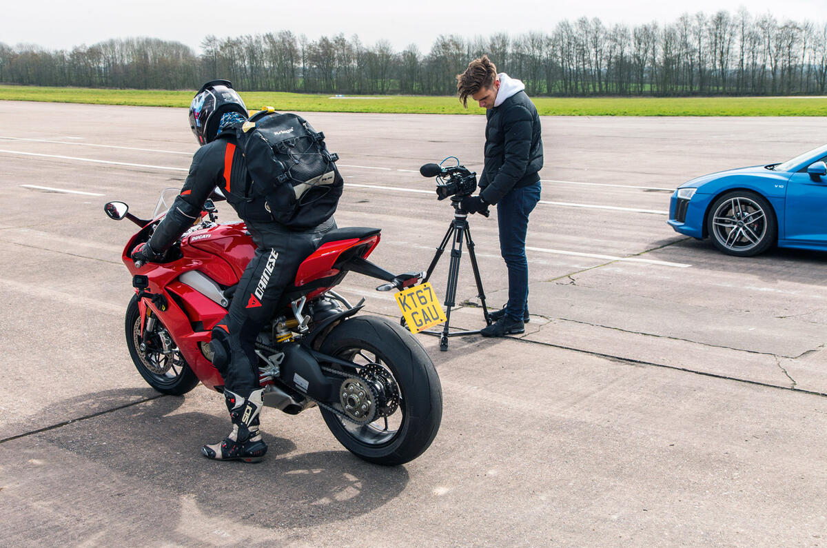 Audi R8 vs Ducati Panigale