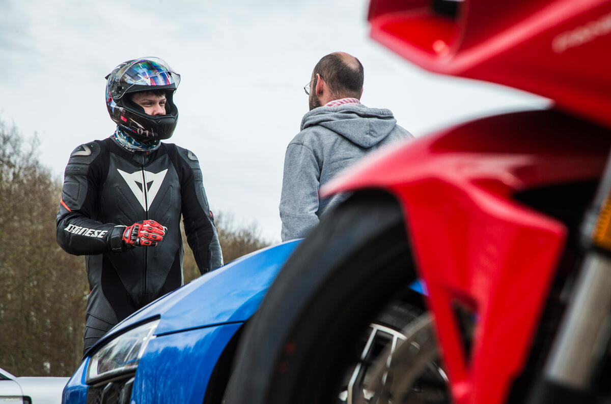 Audi R8 vs Ducati Panigale
