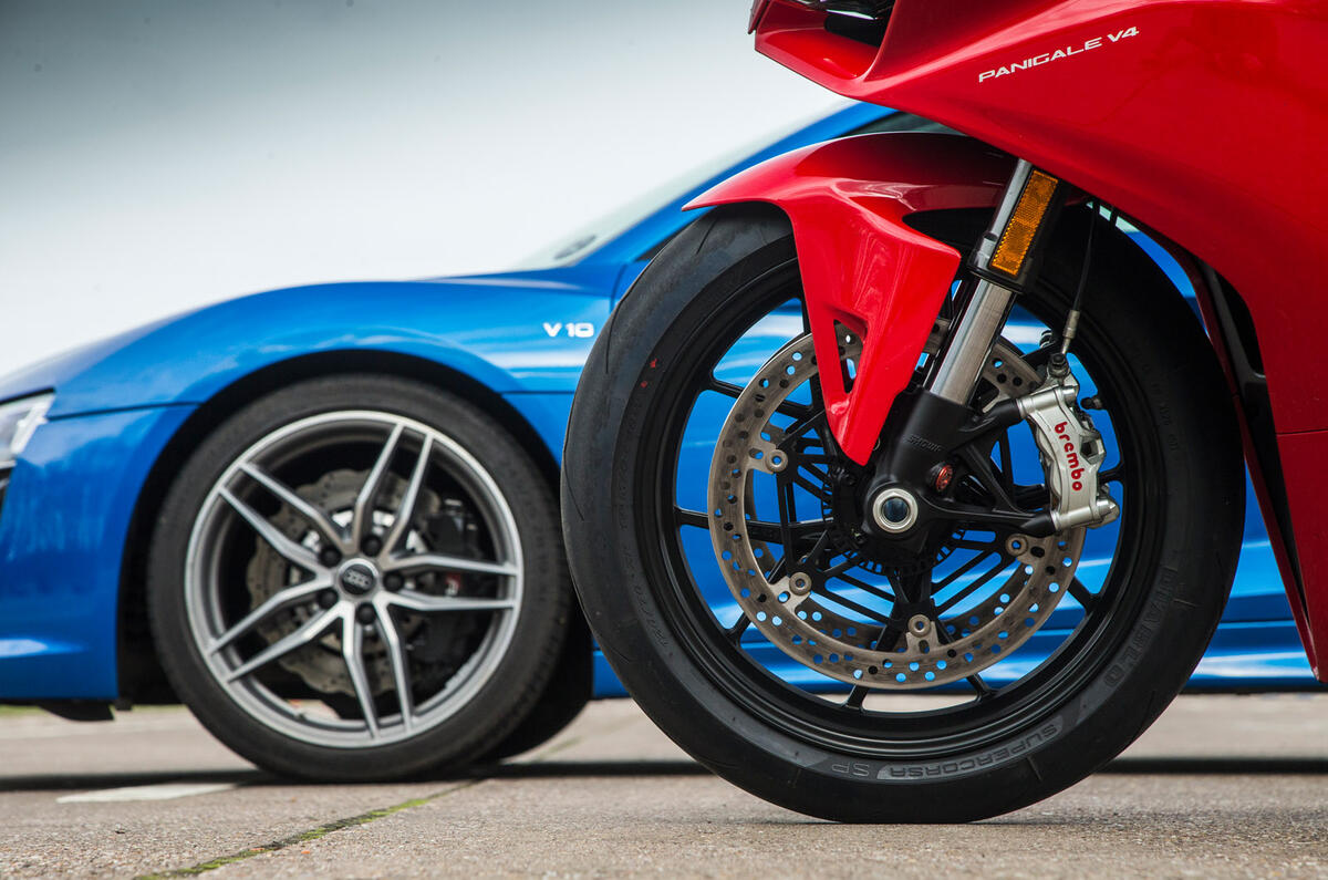Audi R8 vs Ducati Panigale