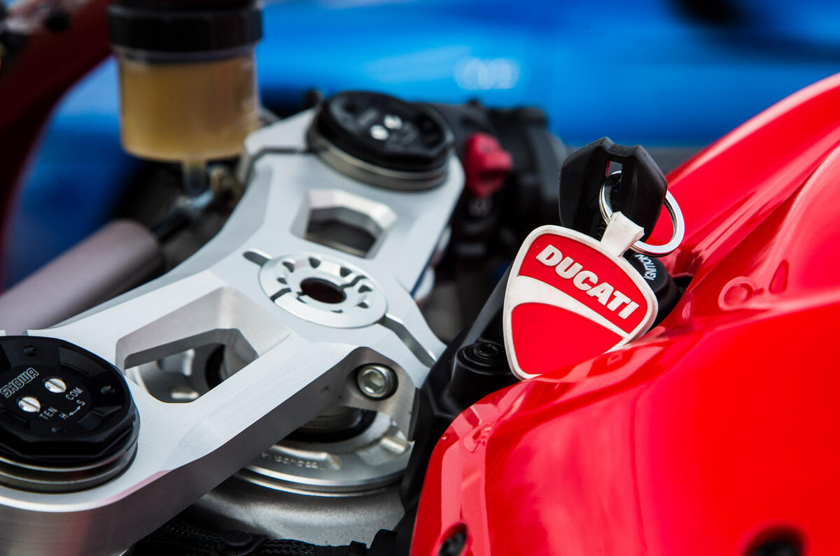 Audi R8 vs Ducati Panigale