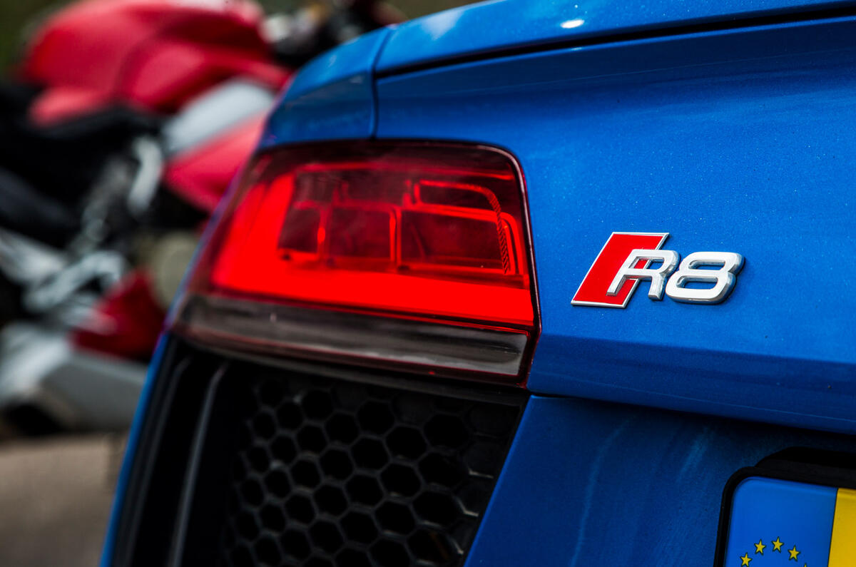 Audi R8 vs Ducati Panigale