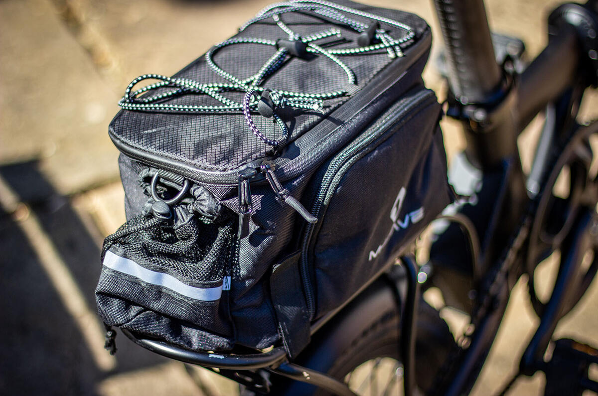 Standard pannier on Perry Ehopper improves practicality (and how much you can buy at the bakery) Standard pannier on Perry Ehopper improves practicality (and how much you can buy at the bakery)