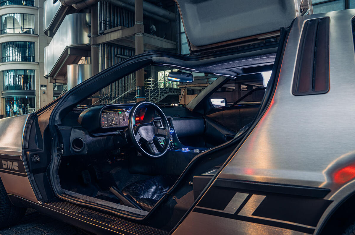 Electrogenic Delorean DMC 12 interior