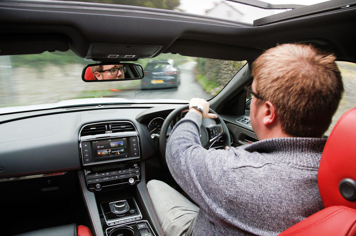 Jaguar F-Pace vs Porsche Macan