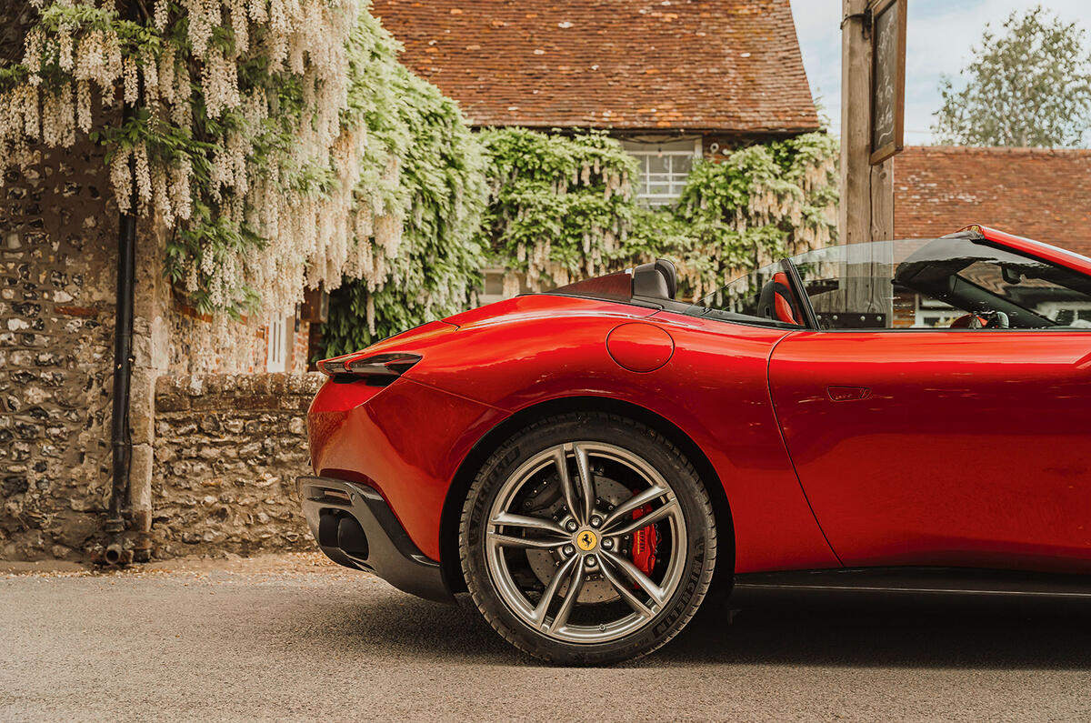 Ferrari 275 GTS vs Ferrari Roma Spider 2024   ME 38 Ferrari 275 GTS vs Ferrari Roma Spider 2024   ME 38