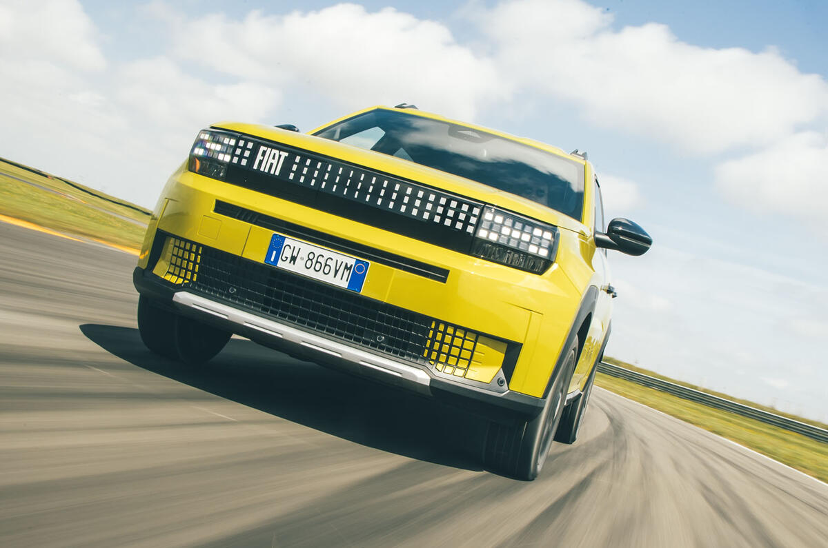 Fiat Grande Panda front quarter tracking