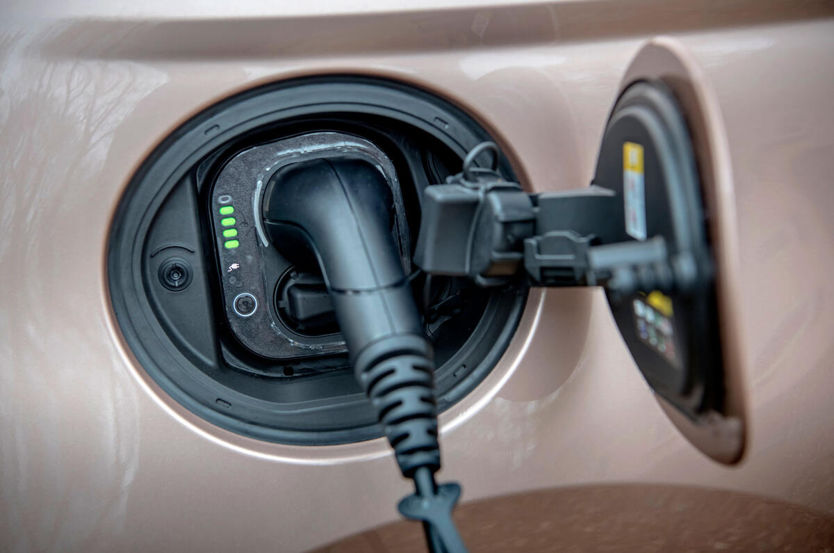 Fiat 500 EV charging port