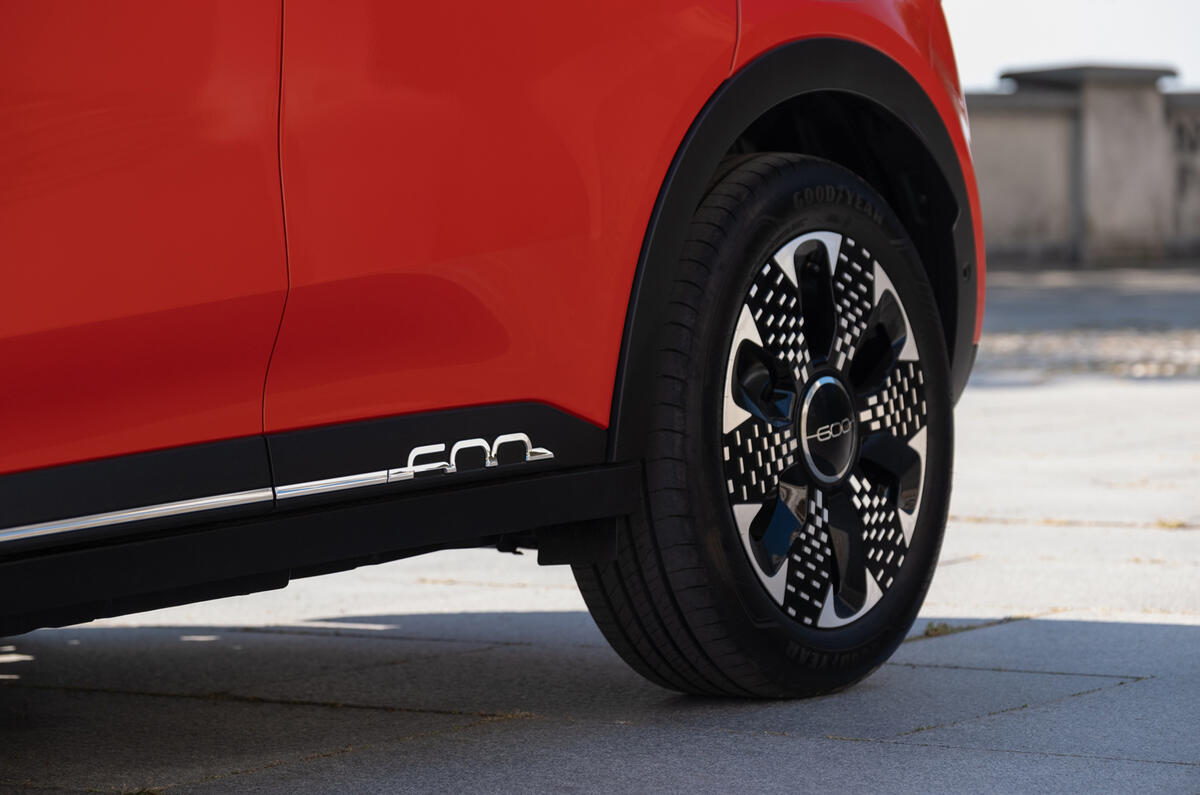 Fiat 600e side lower Fiat 600e side lower