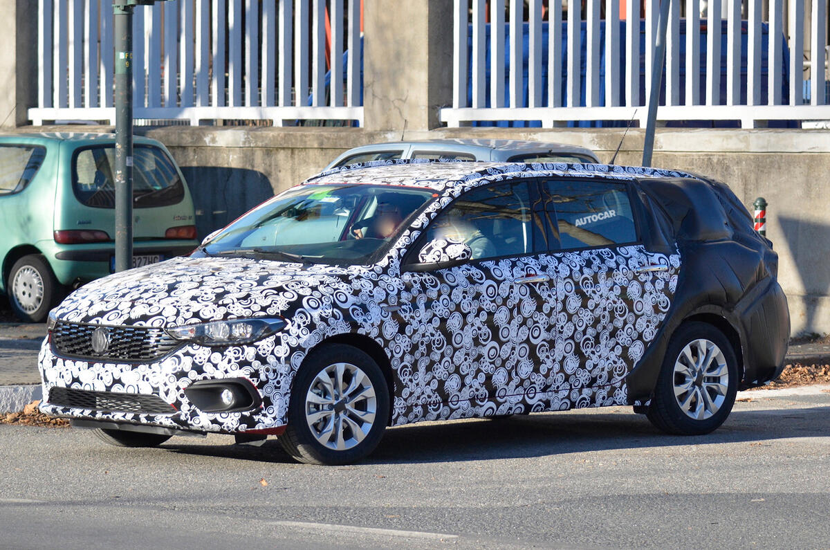 Fiat Tipo Station Wagon spy shots