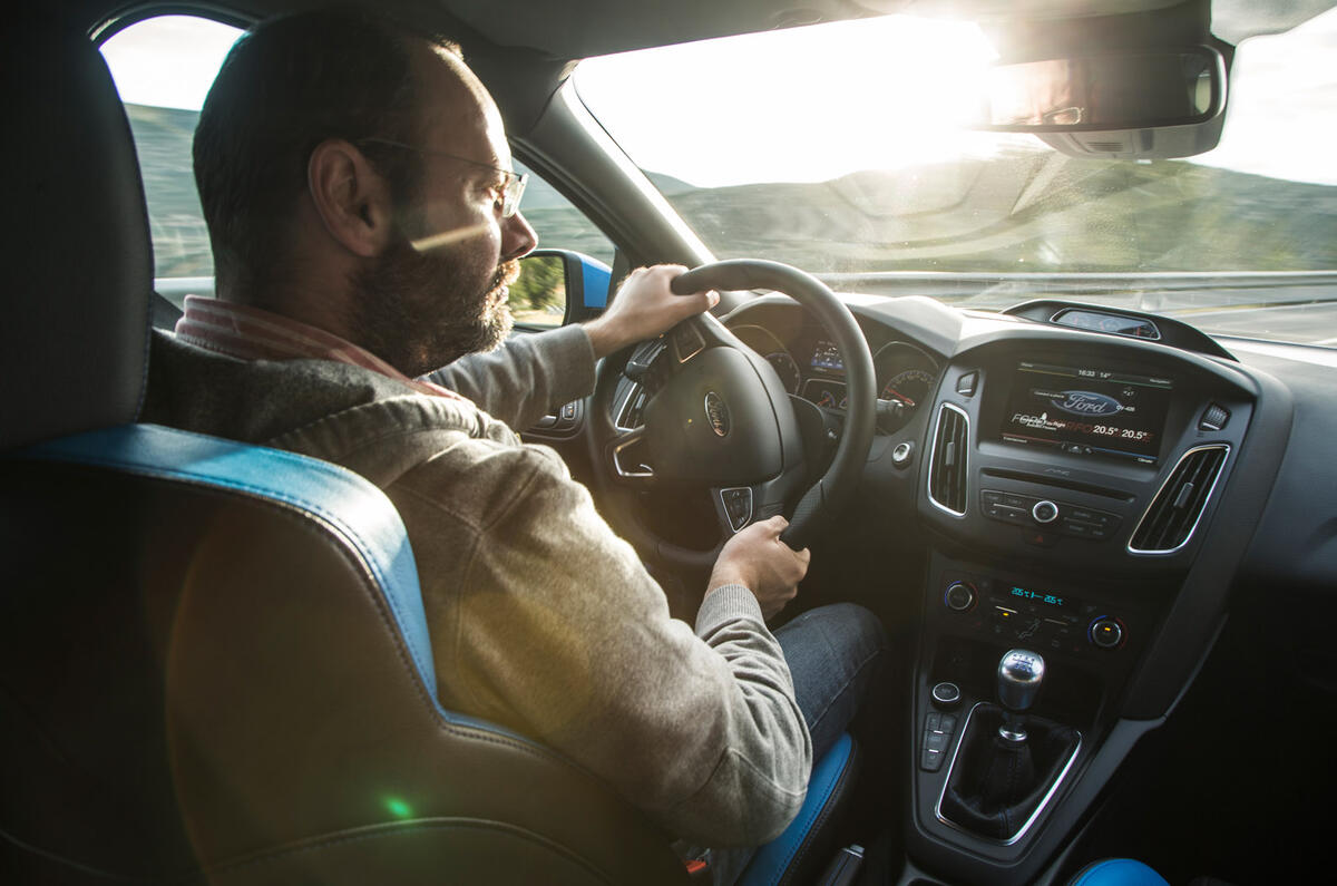 Ford Focus RS versus Volkswagen Golf R